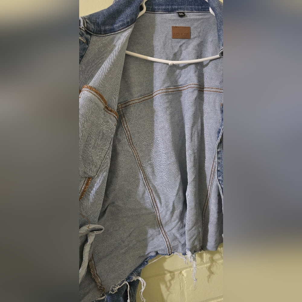 Distressed Plus Size Judy Blue Jean Jacket With Embroidered Collar Size 3x - Picture 12 of 13